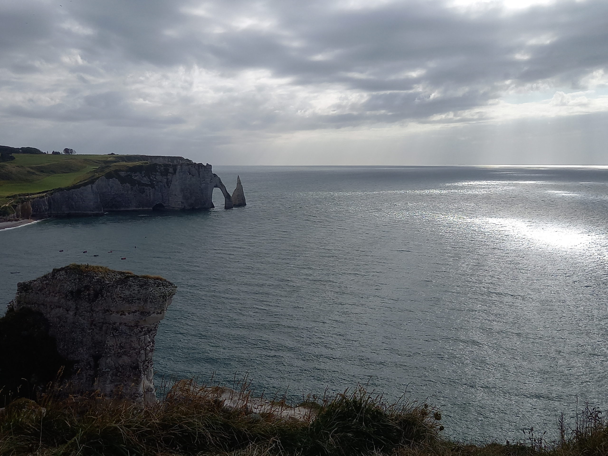 paysage vue sur l'aiguille d'Etretat,
texte : découvrez la Côte d'Albâtre